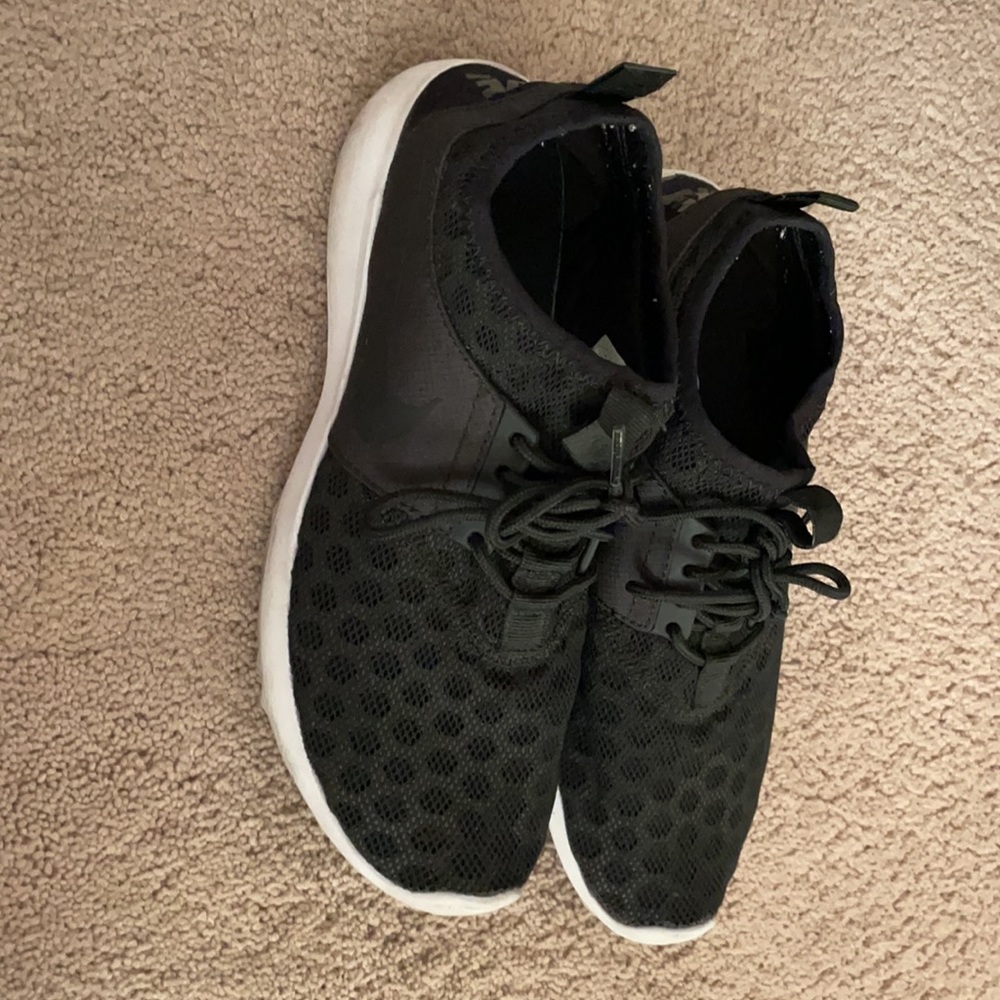 Nike shoes - Picture 2 of 3